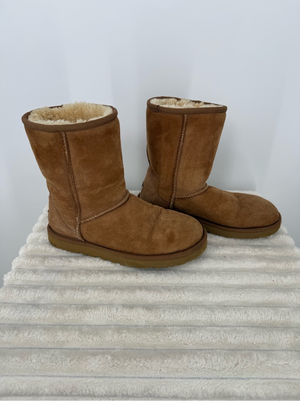 UGG Classic Women's Short Shearling-Lined Suede Boots - Chestnut Brown 7